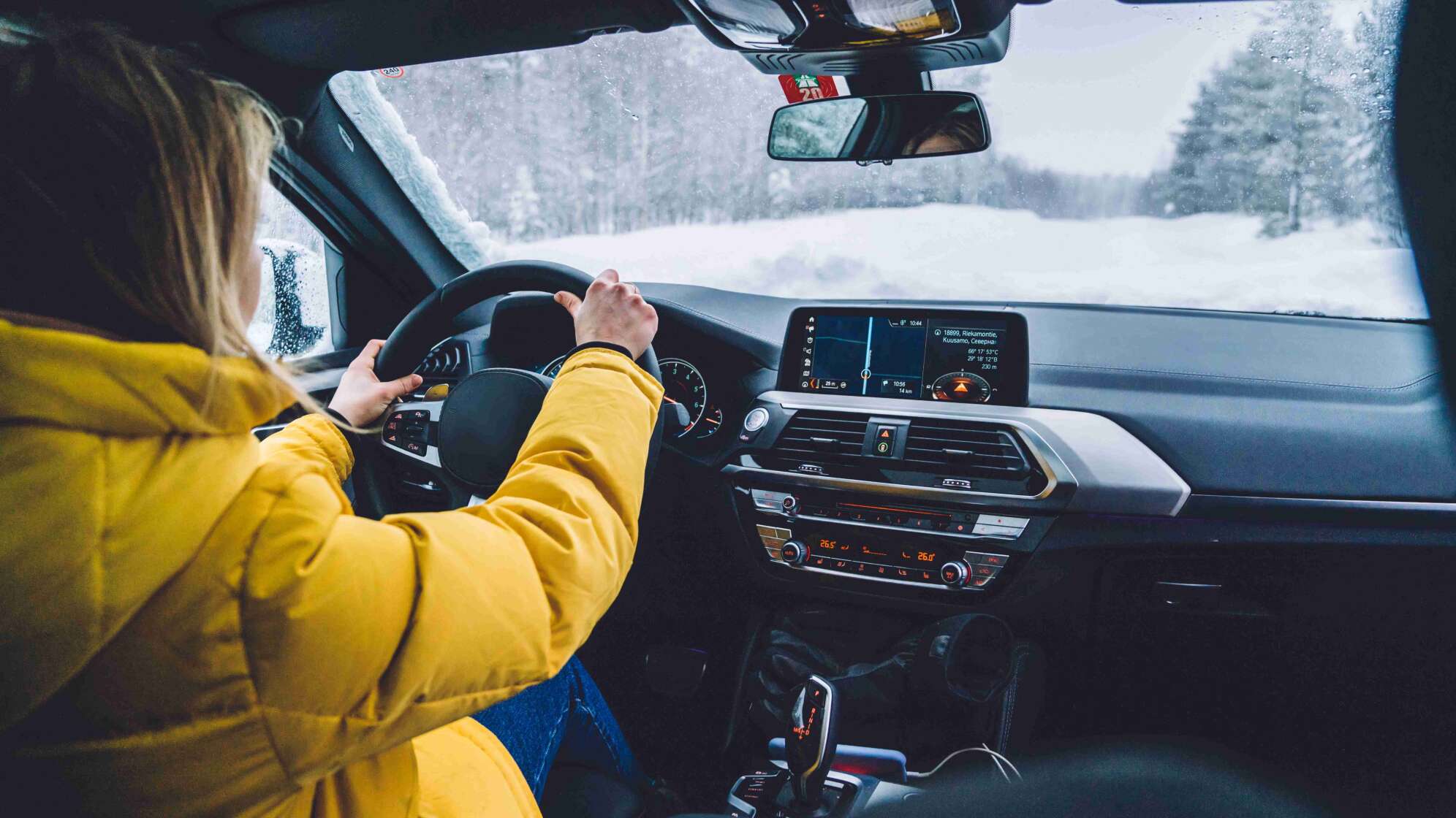 Frau fährt Auto im Winter
