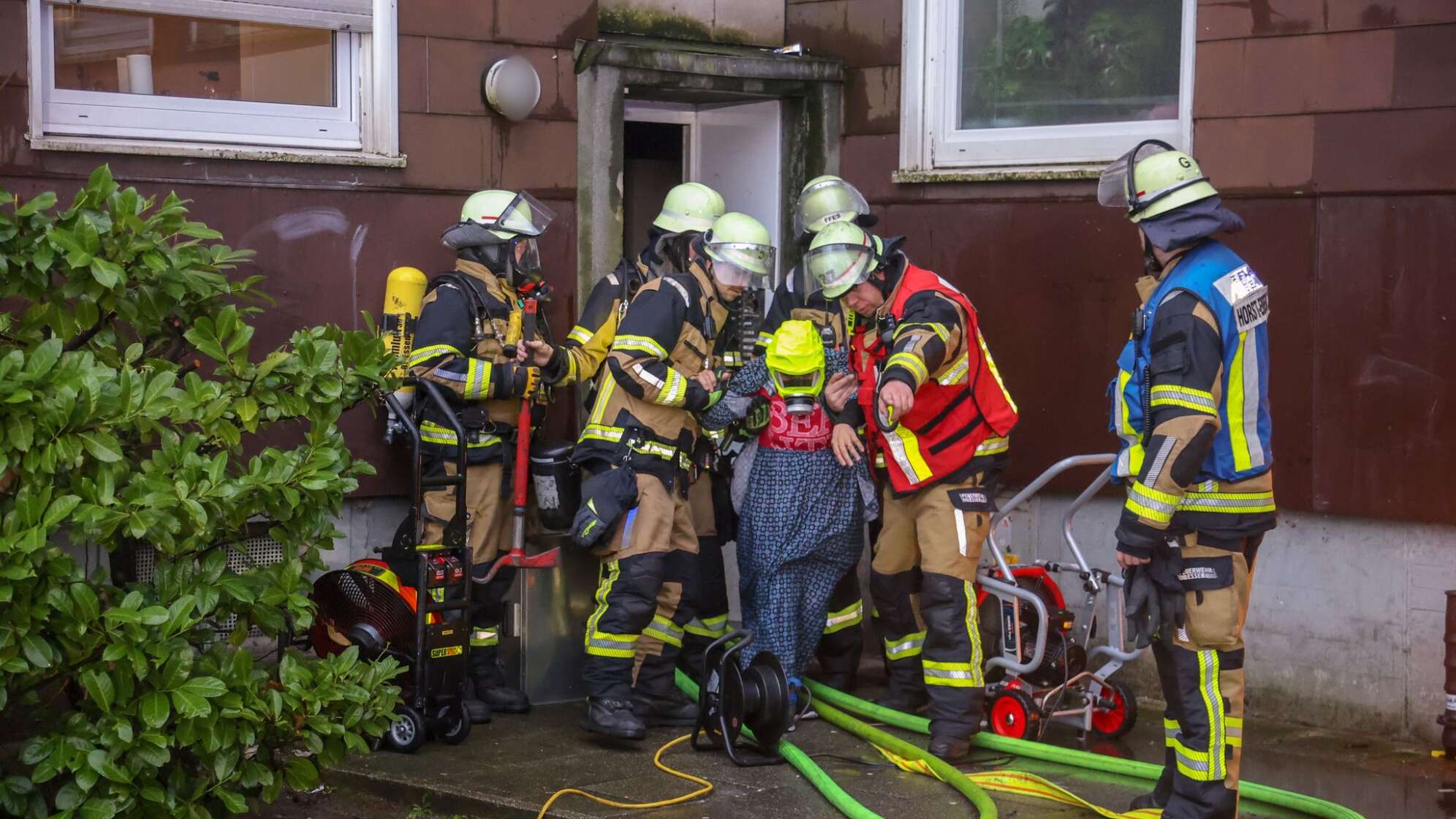 Feuerwehr evakuiert Mehrfamilienhaus nach Brand