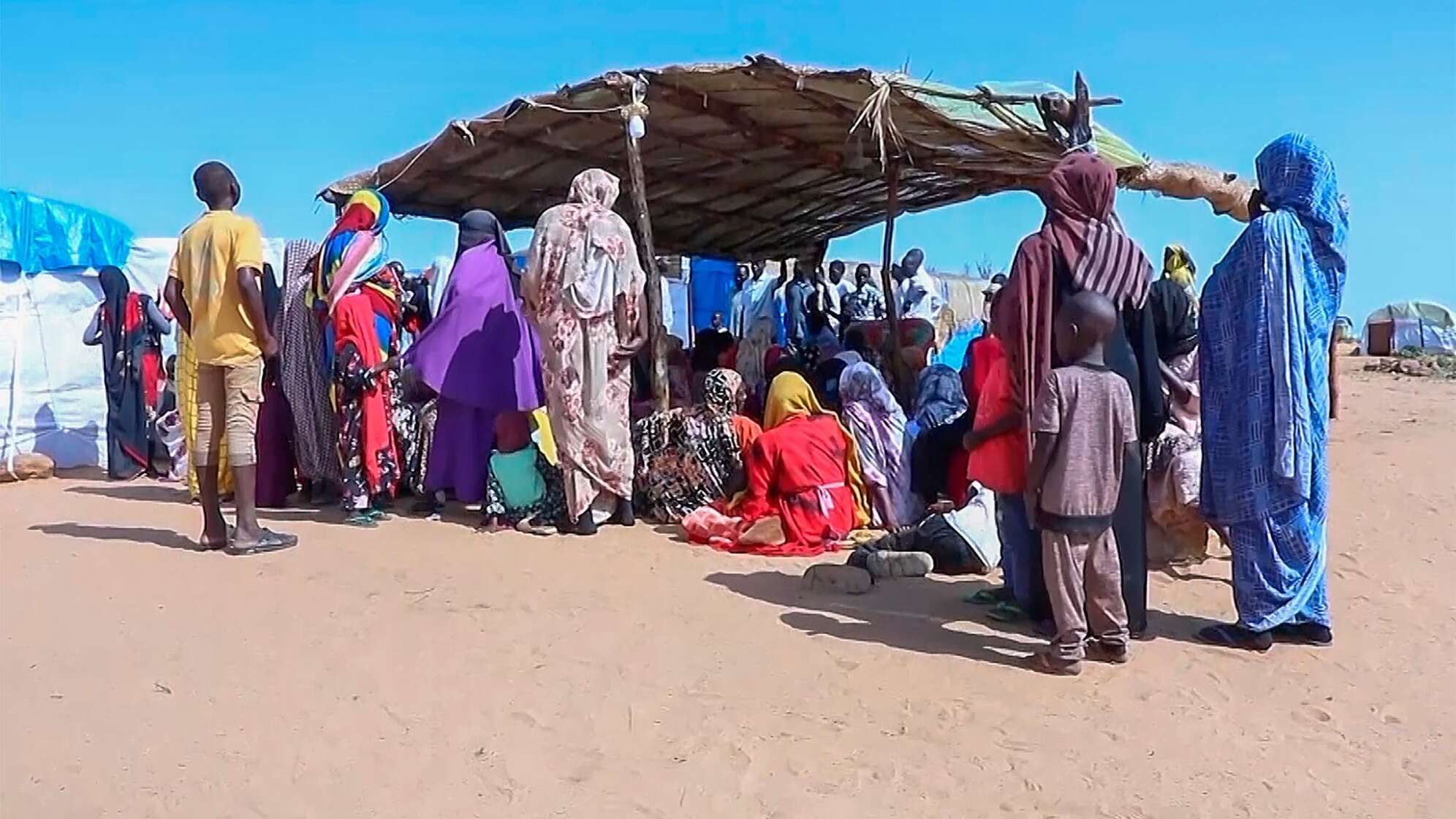 Nahrungsmittelausgabe in einem Flüchtlingslager in Darfur
