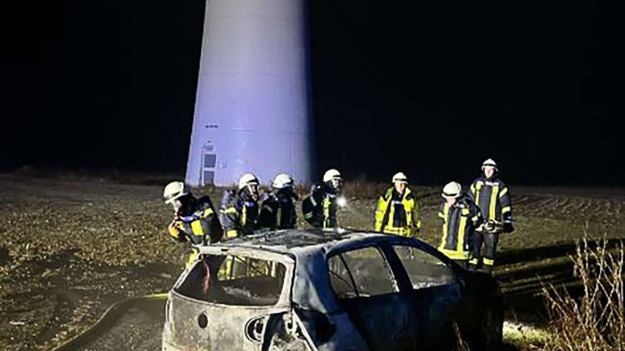 Jugendliche setzen eigenes Auto durch Feuerwerk in Brand