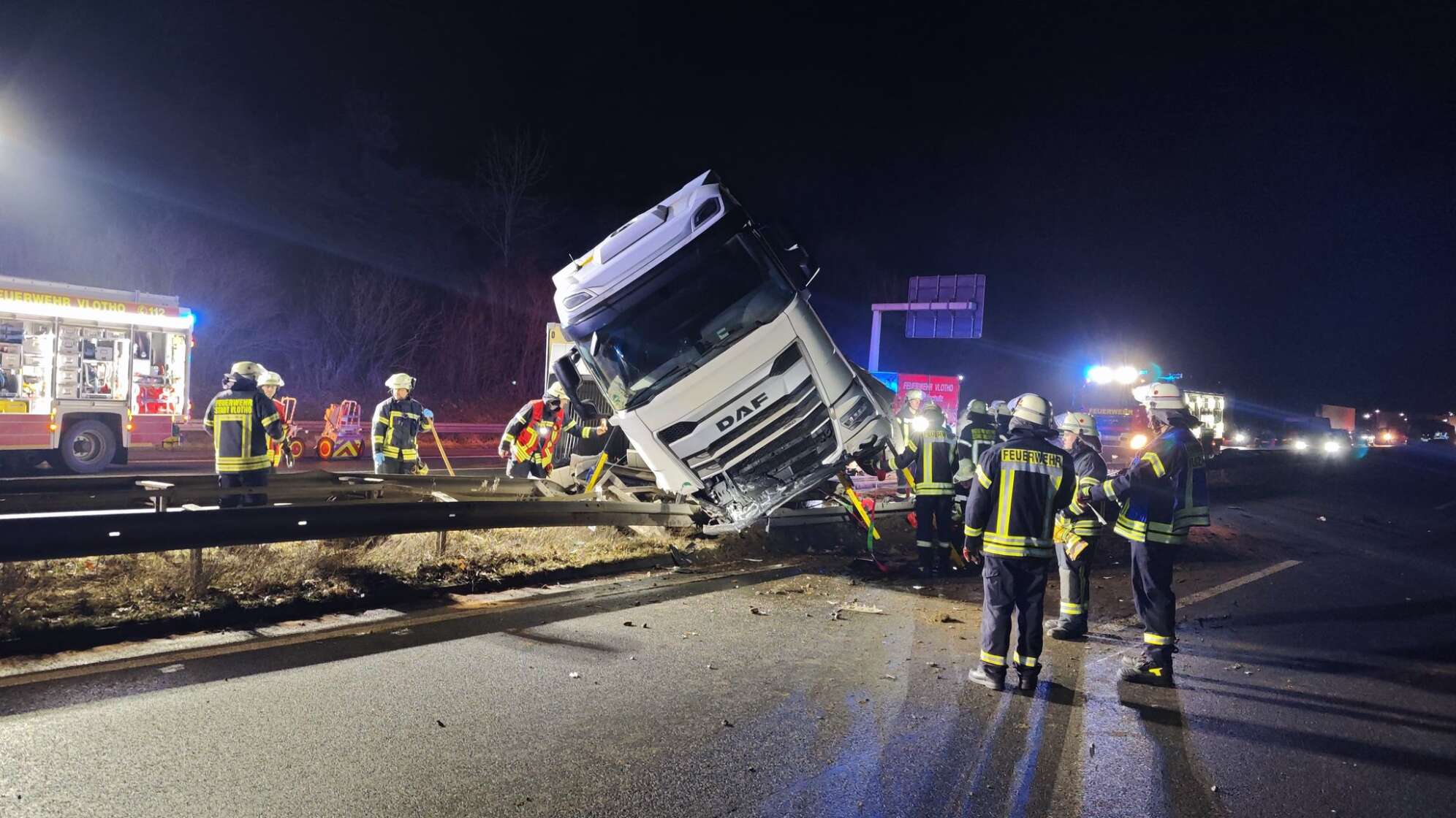 Lkw kippt auf A2 um - Bergungsarbeiten dauern an