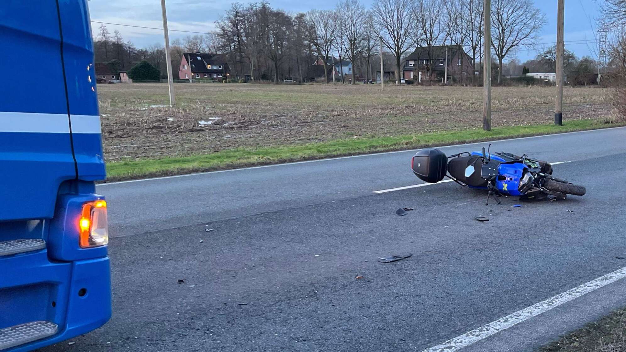 Rollerfahrer wird von Lkw und Auto erfasst