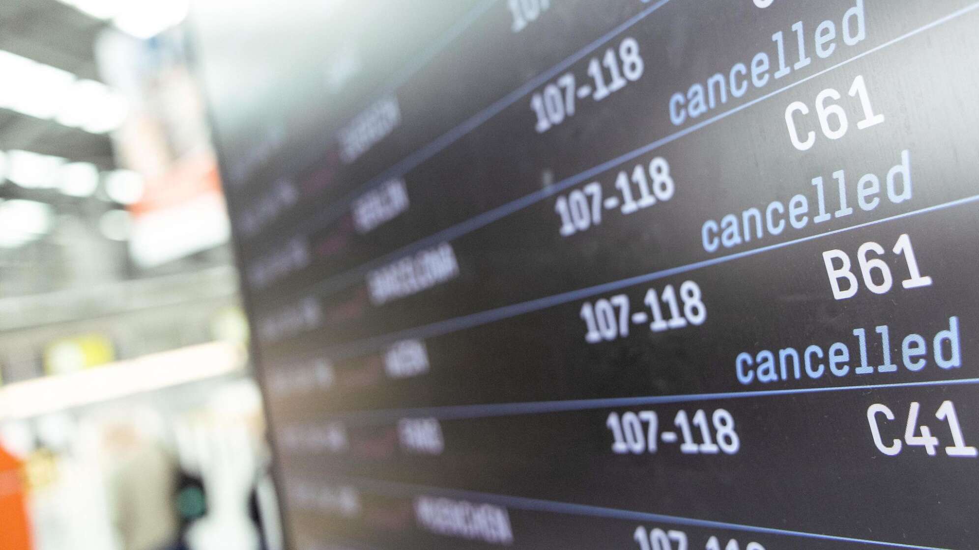 Display am Köln Bonner Flughafen zeigt Flugausfälle an
