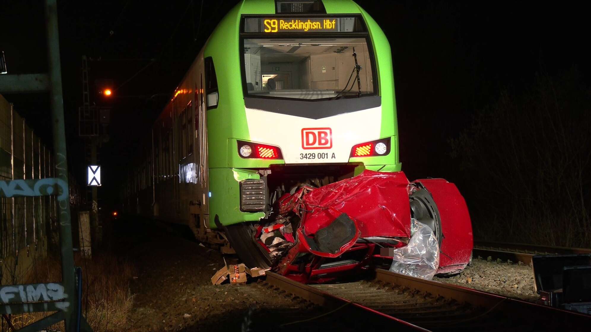 Zug erfasst Auto am Bahnübergang - Fahrer stirbt