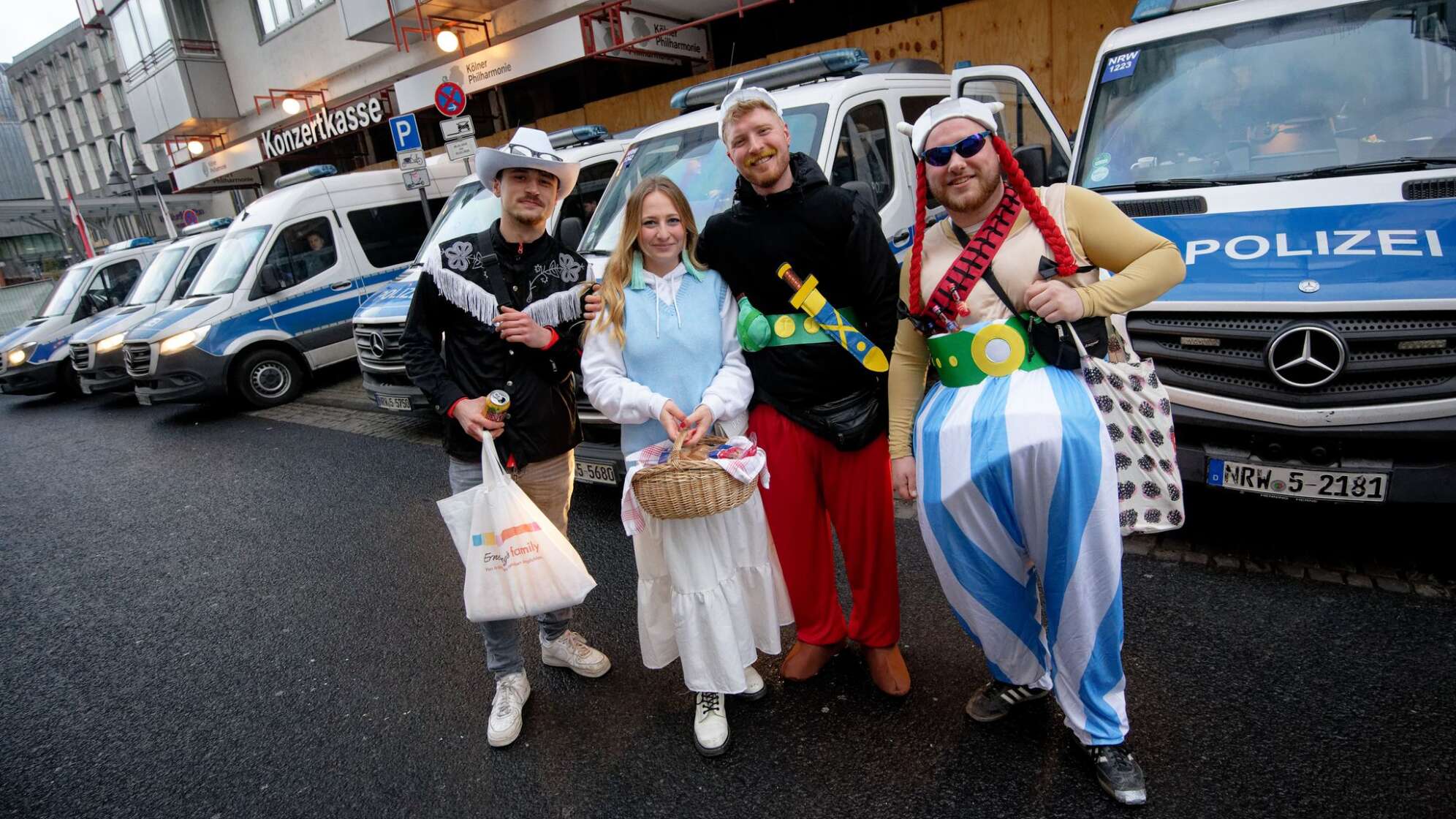 Weiberfastnacht im Rheinland - Beginn des Straßenkarnevals