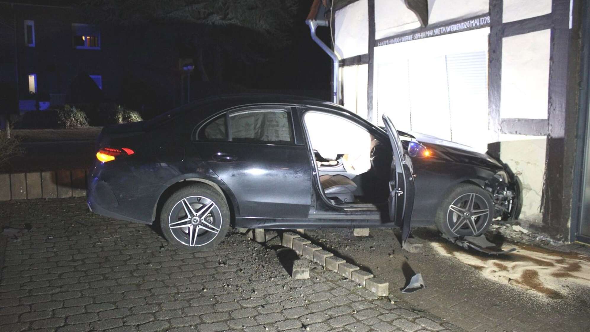17-jähriger Autofahrer kracht in Hauswand
