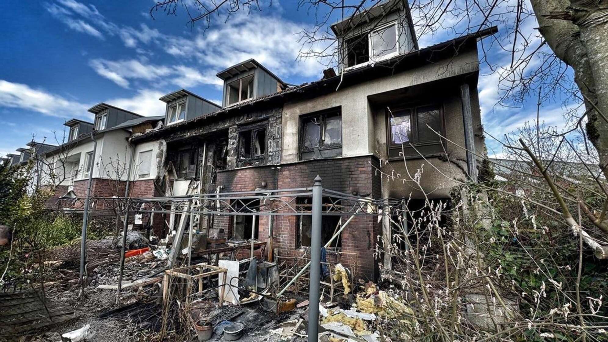 Feuer zerstört Teile eines Reihenhauses