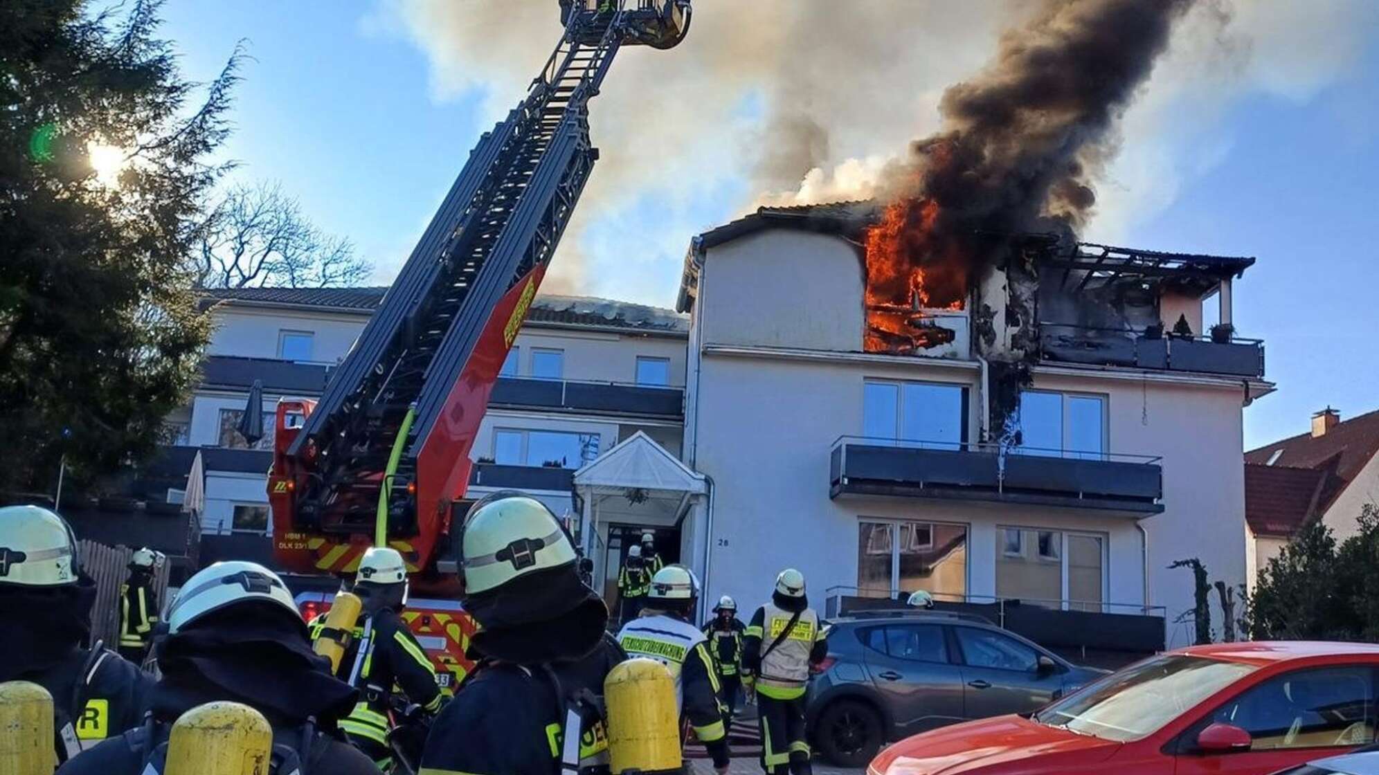 Dachgeschoss eines Mehrfamilienhauses brennt