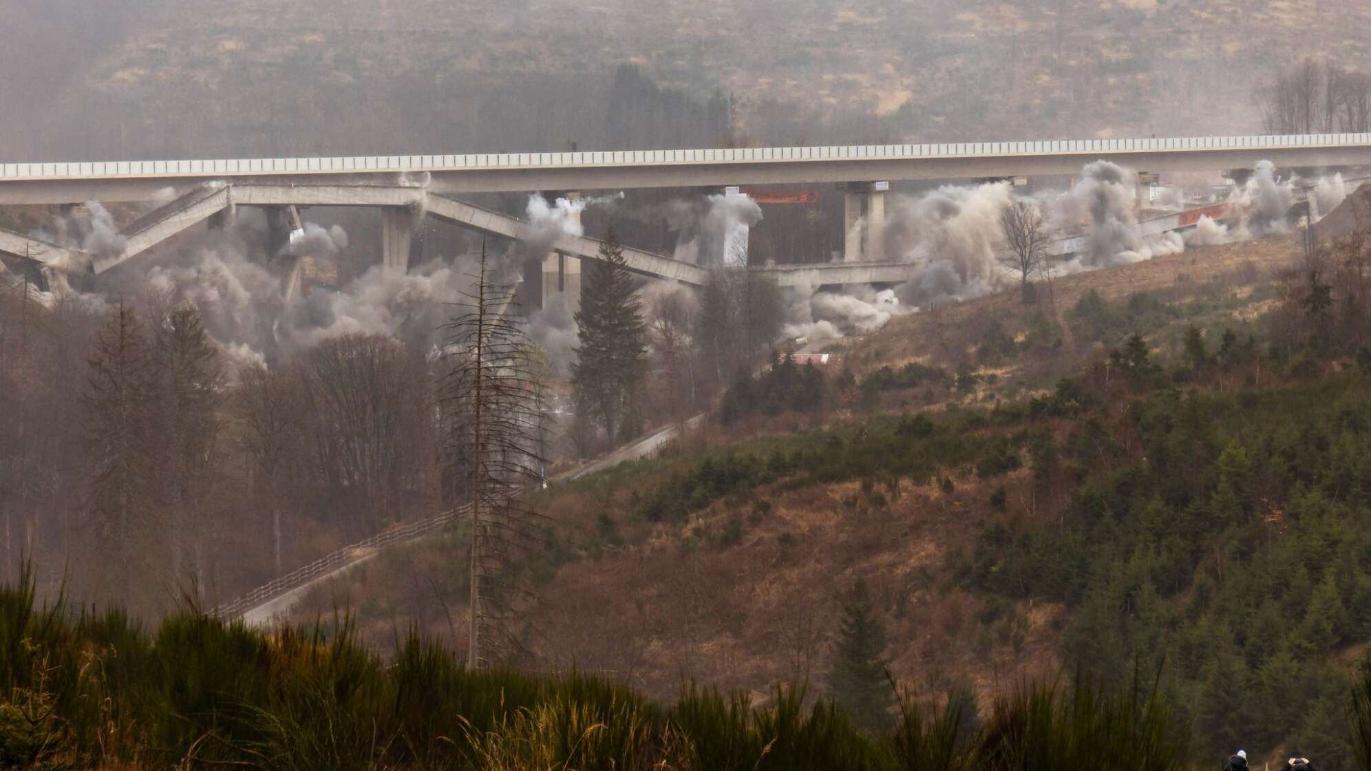 Teilbauwerk der Talbrücke Landeskroner Weiher wird gesprengt