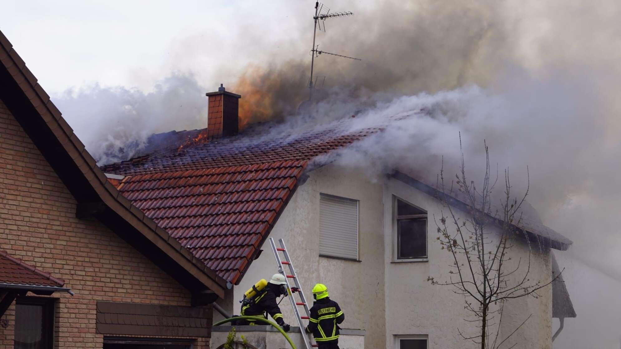 Feuer zerstört Wohnhaus - fünf Verletzte