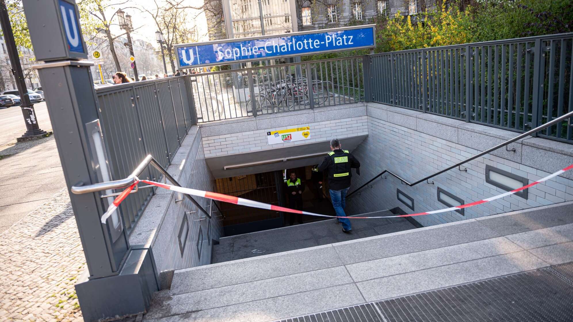 Mann in U-Bahnhof erstochen
