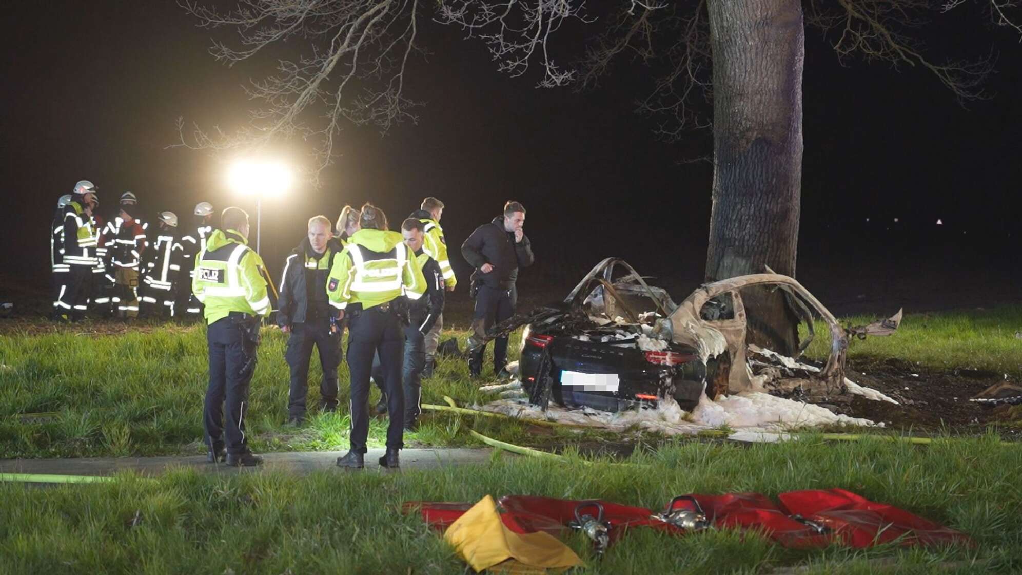 Zwei 17-Jährige prallen mit Sportwagen gegen Baum und sterben