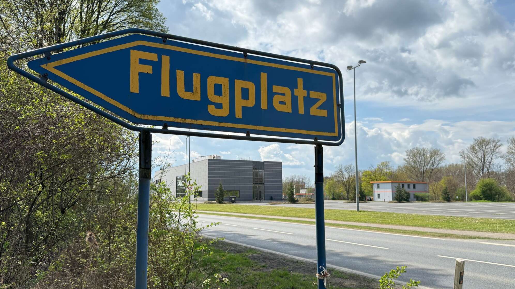 Kleinflugzeug stürzt auf Werksgelände