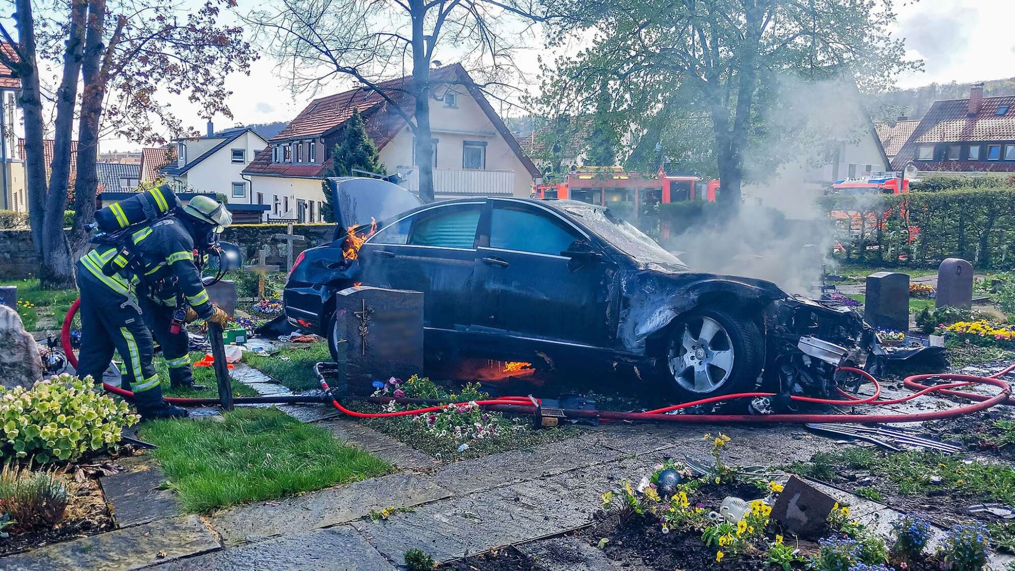 Auto fährt auf Friedhof und brennt auf Gräbern aus