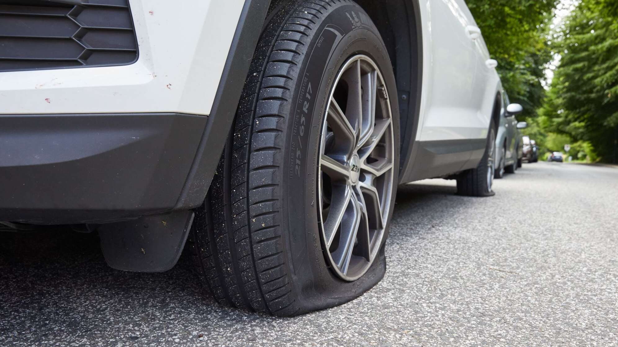 Luft aus Reifen von 47 SUV gelassen