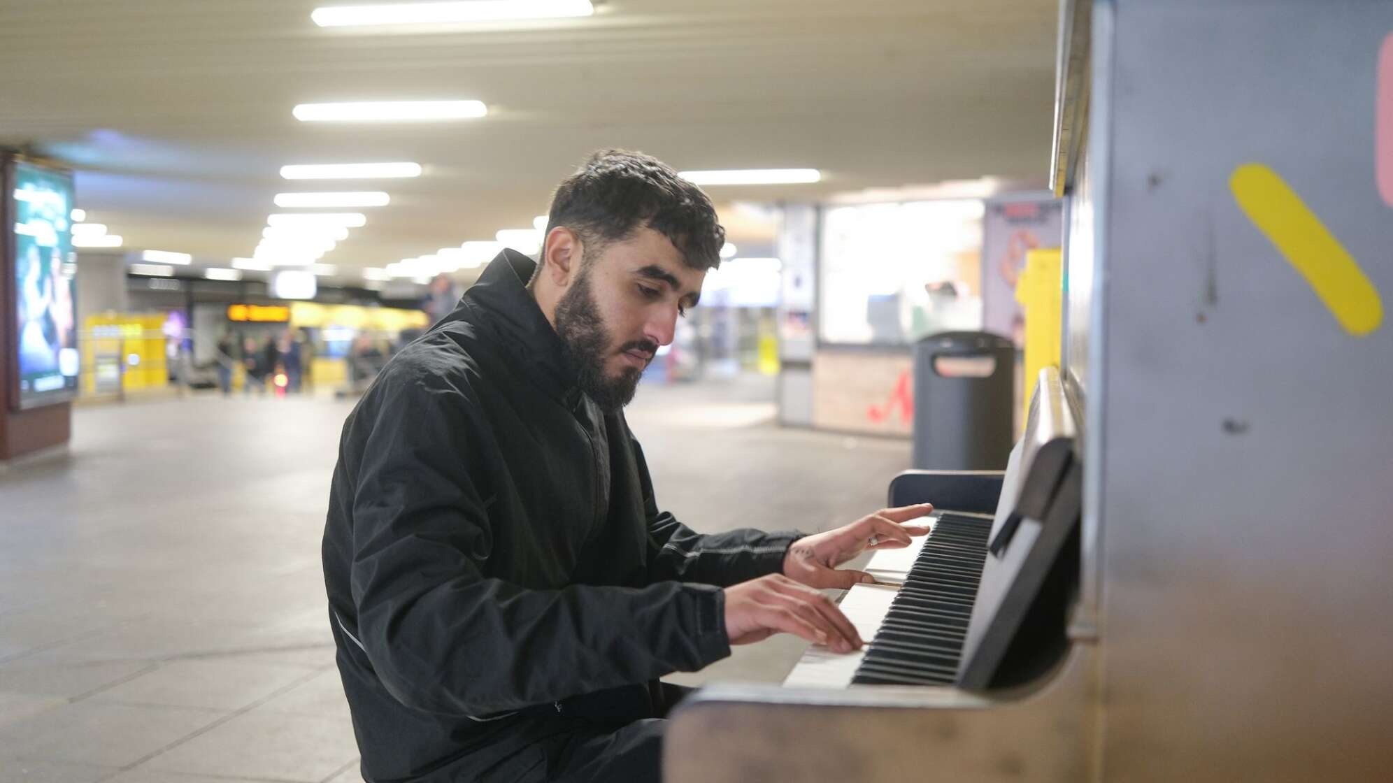 Syrer spielt auf dem open Piano in Stuttgart