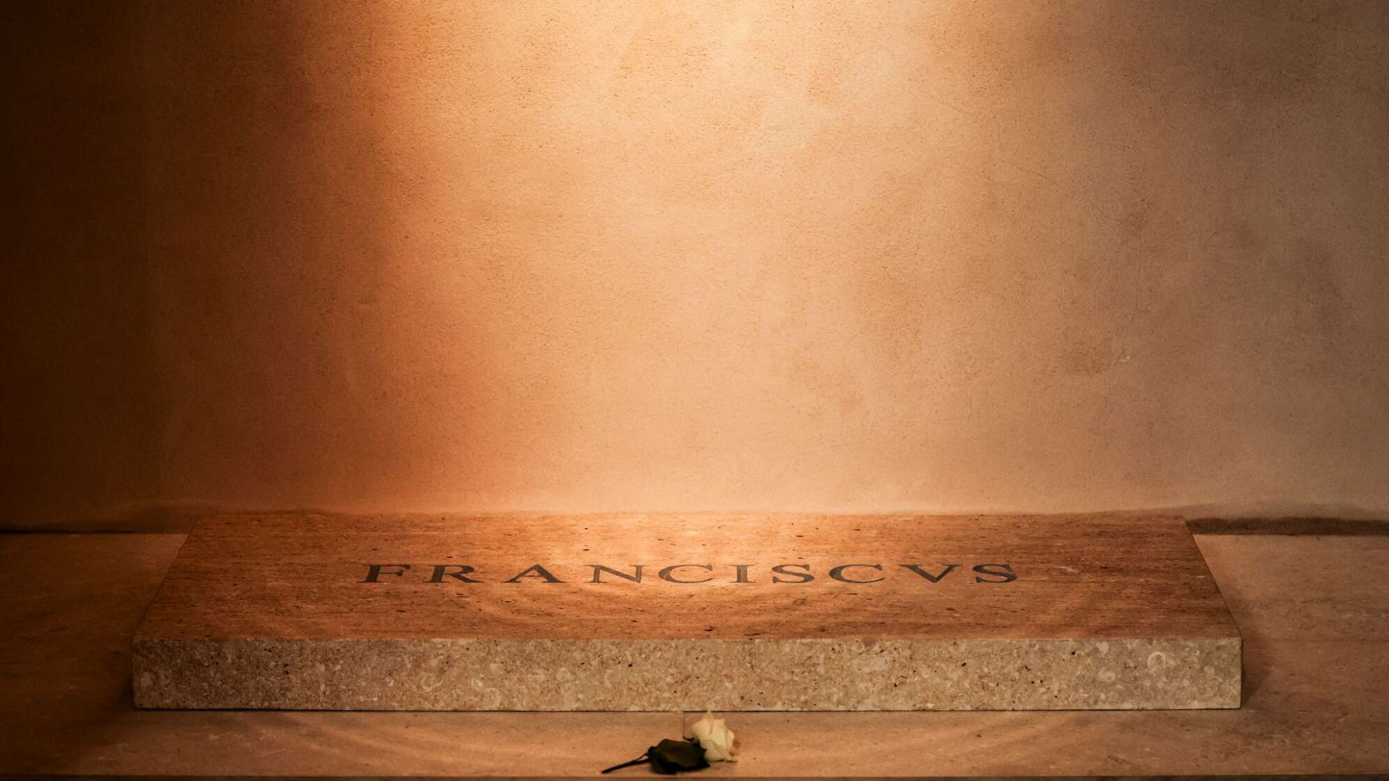 Nach Beisetzung von Papst Franziskus - Papst Franziskus' Grab