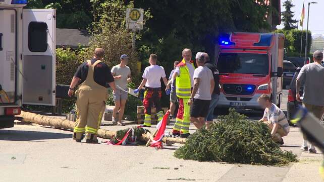Maibaum kippt um - mehrere Verletzte