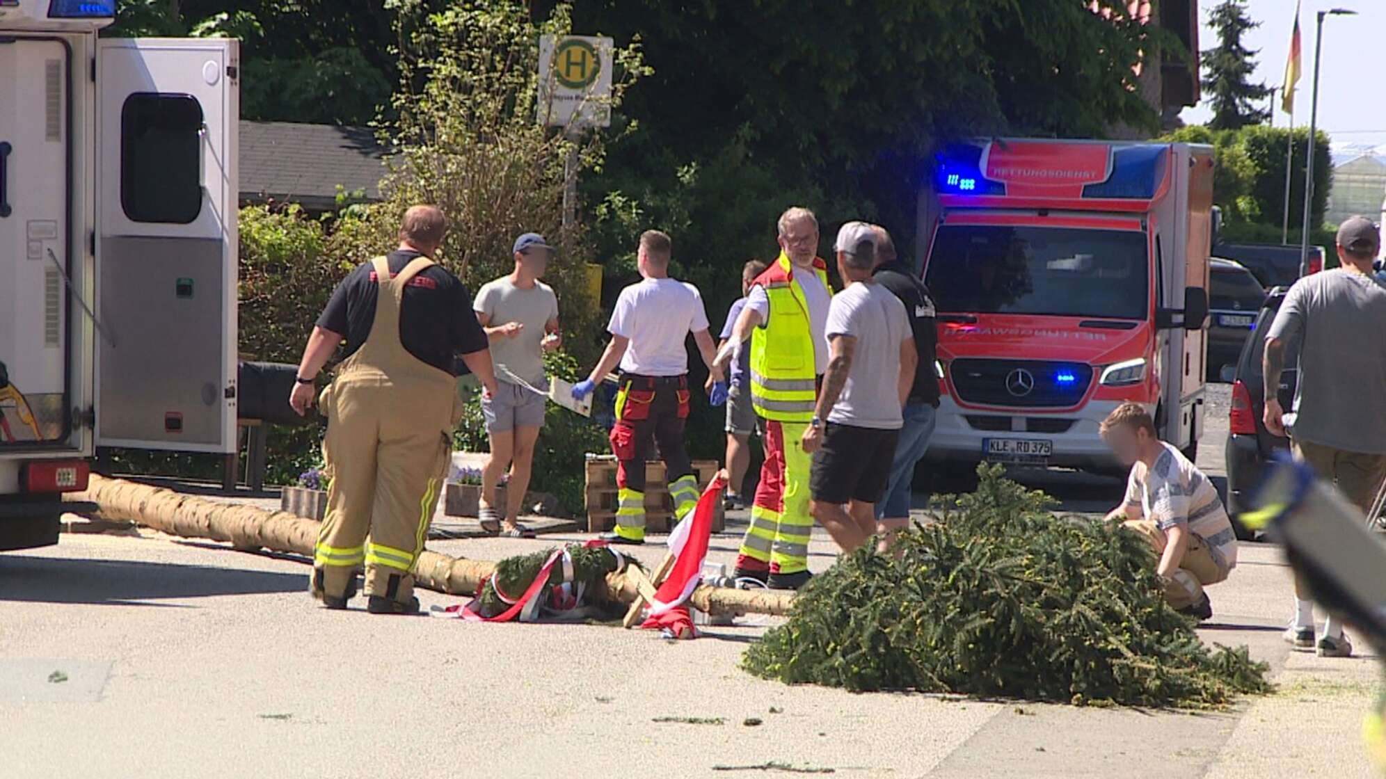 Maibaum kippt um - mehrere Verletzte