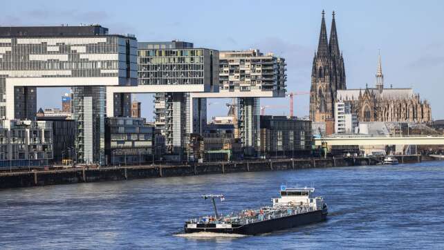 Schwimmer im Rhein vermisst