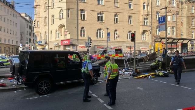 Schock an der Haltestelle - Auto fährt in Stuttgart in Menge
