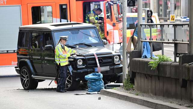 Auto fährt in Stuttgart in Menschenmenge - Frau stirbt
