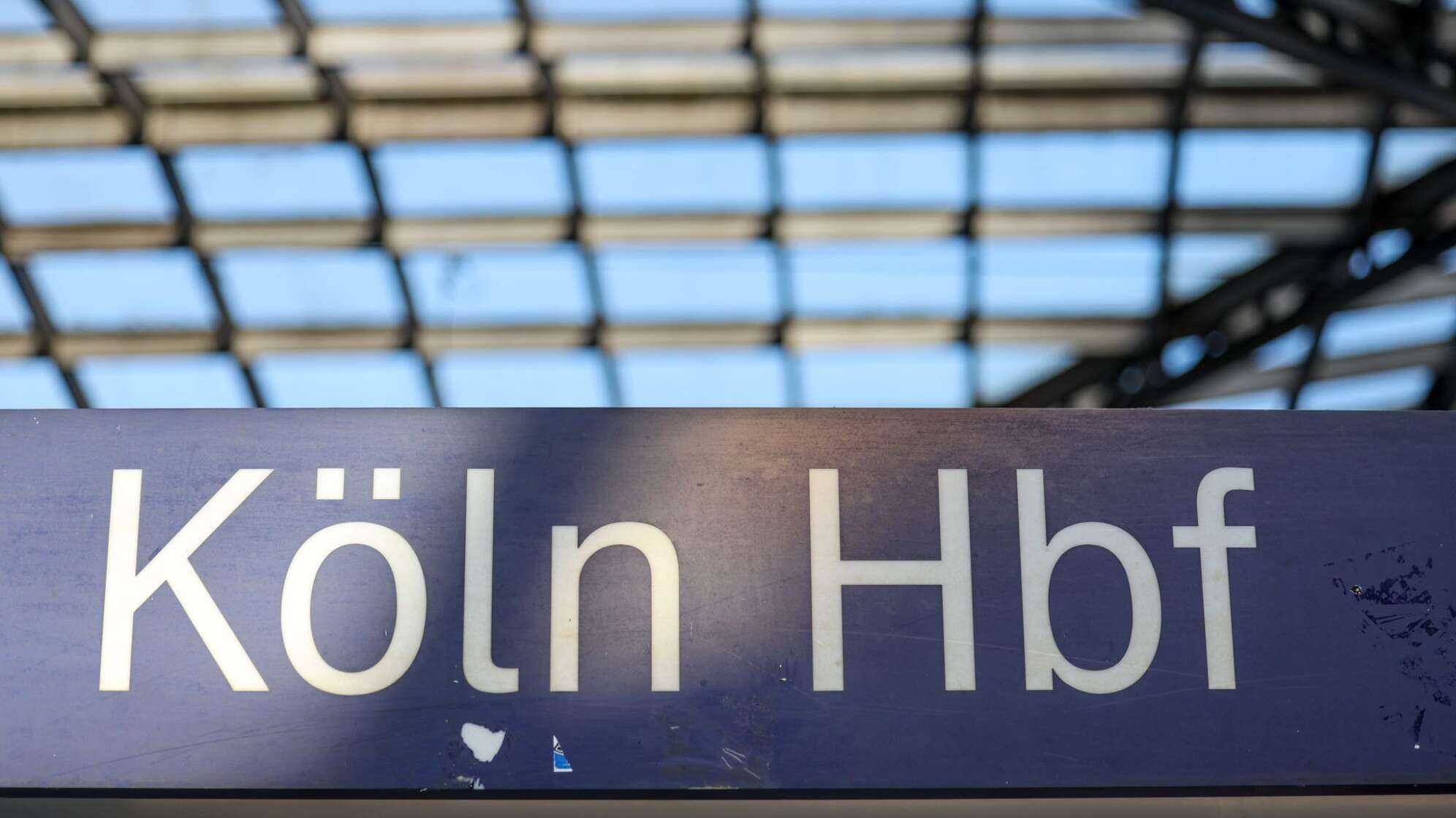 Vor Warnstreik im öffentlichen Dienst - Hauptbahnhof Köln