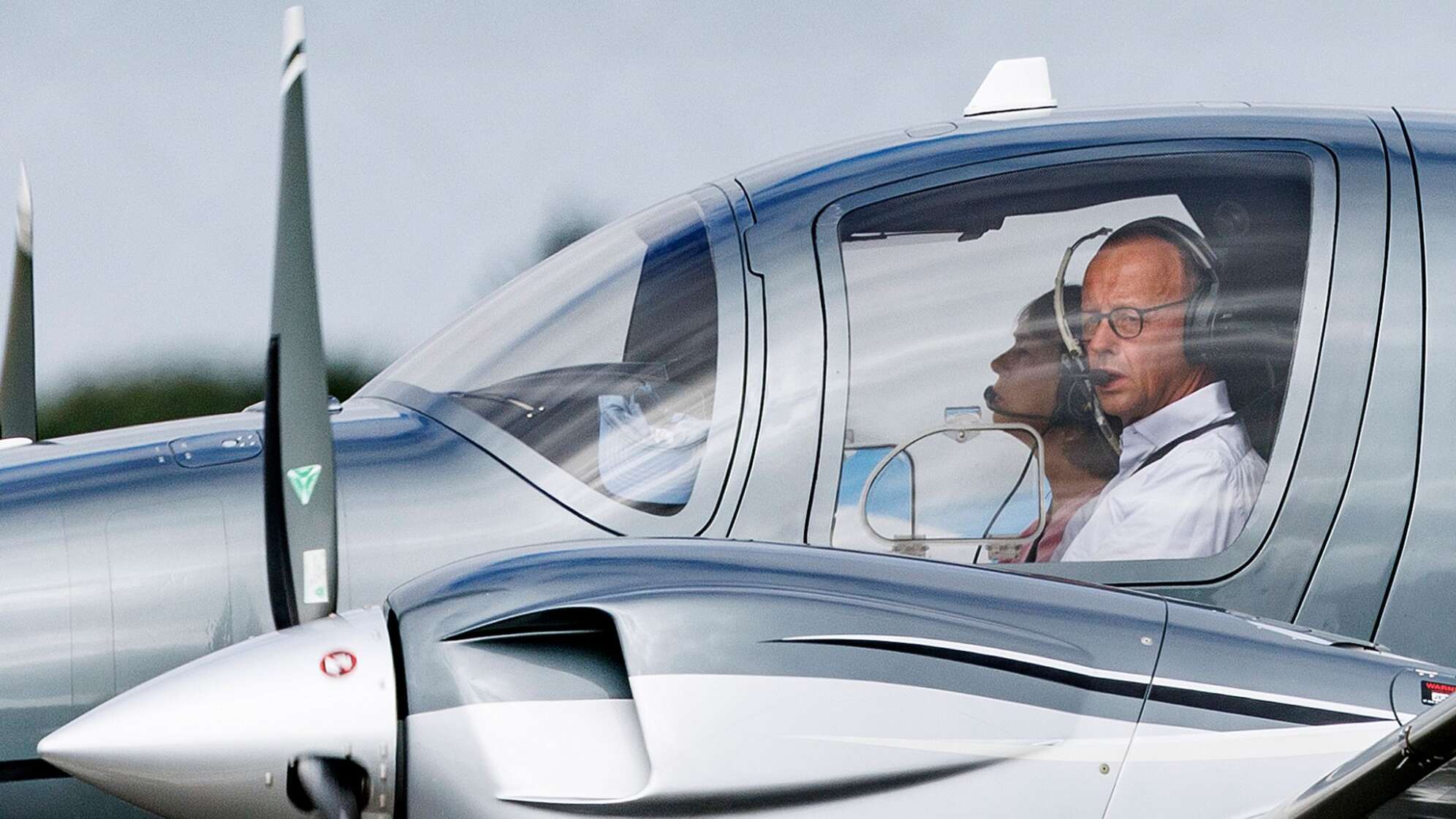 CDU-Chef Merz im Flugzeug