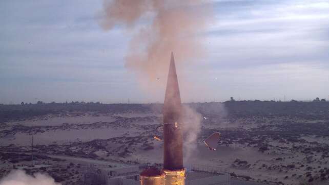 Luftwaffen-Inspekteur übernimmt erste Teile für Arrow 3