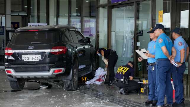 Auto fährt in Menschen am Flughafen Manila - zwei Tote