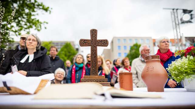 Tausende beenden Kirchentag mit Open-Air-Gottesdienst