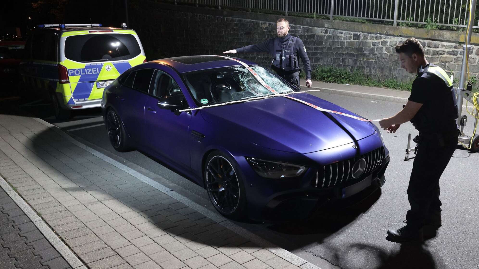 Autofahrer fährt Festbesucher an