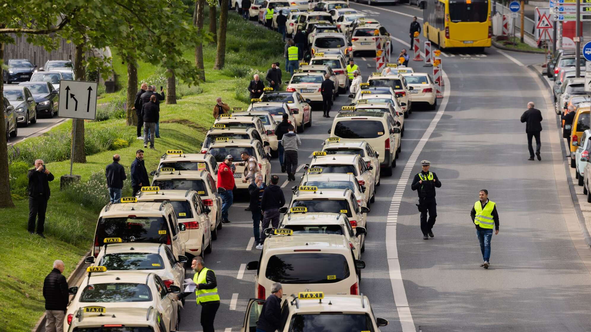 Taxifahrer demonstrieren gegen Mietwagenanbieter wie Uber