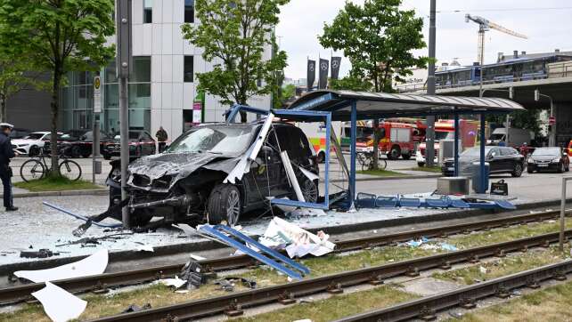 Auto fährt in Tramhaltestelle - sieben Verletzte