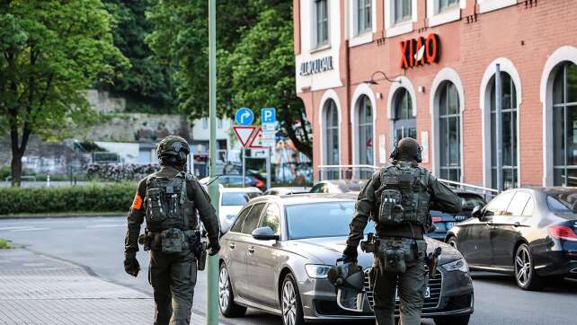 Schlag gegen Waffen- und Drogenhändler - 16 Festnahmen