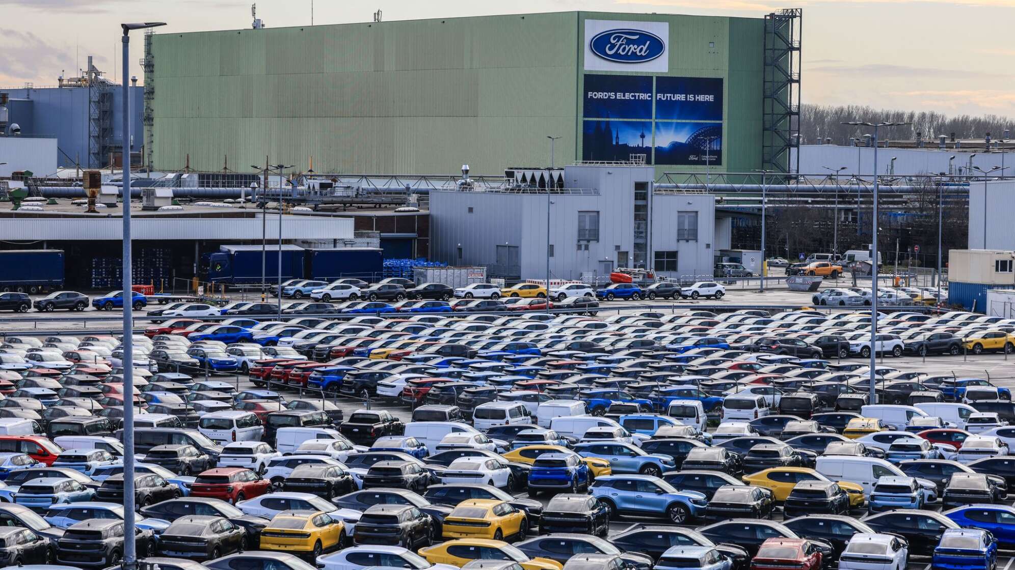 Neuwagen vor Ford-Werk in Köln