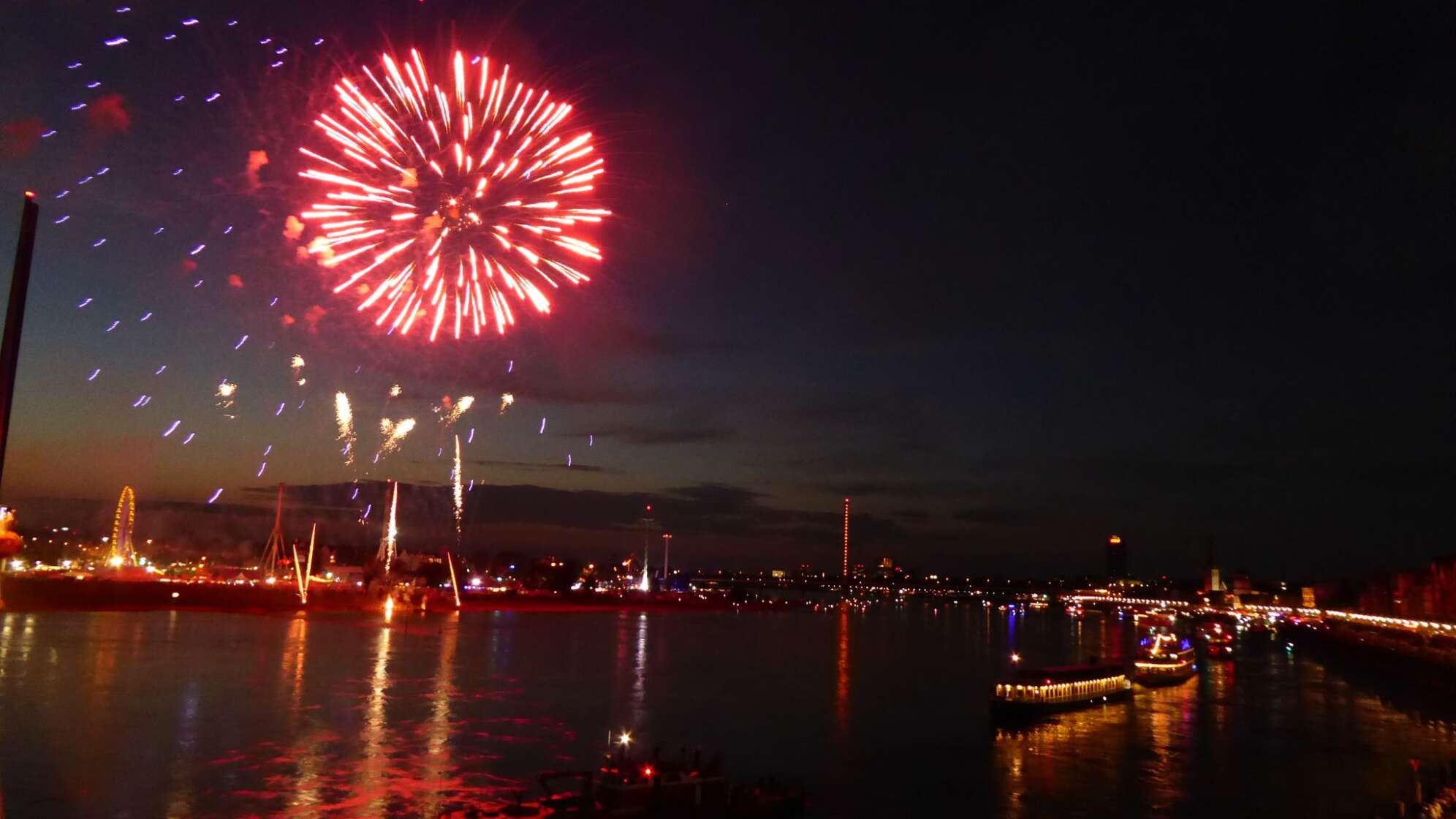 Feuerwerk zur Rheinkirmes