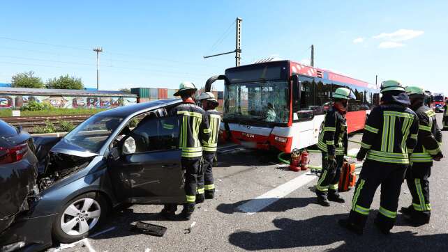 21 Verletzte bei Karambolage mit Flughafenbus an Stauende