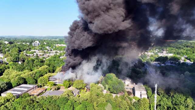 Feuer in Schulzentrum in Erkrath - große Rauchwolke