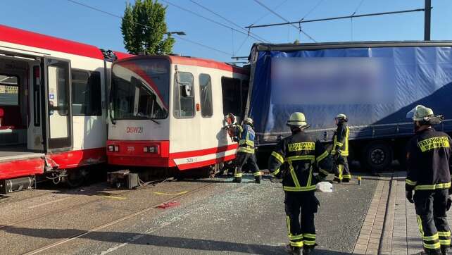 Sattelzug rammt Stadtbahn - zwölf verletzte Fahrgäste
