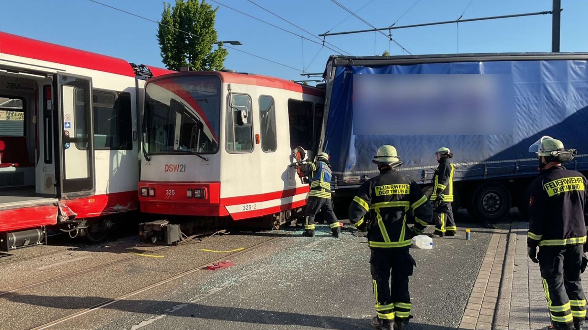 Schwerer Verkehrsunfall zwischen einem LKW und zwei Stadtbahnen