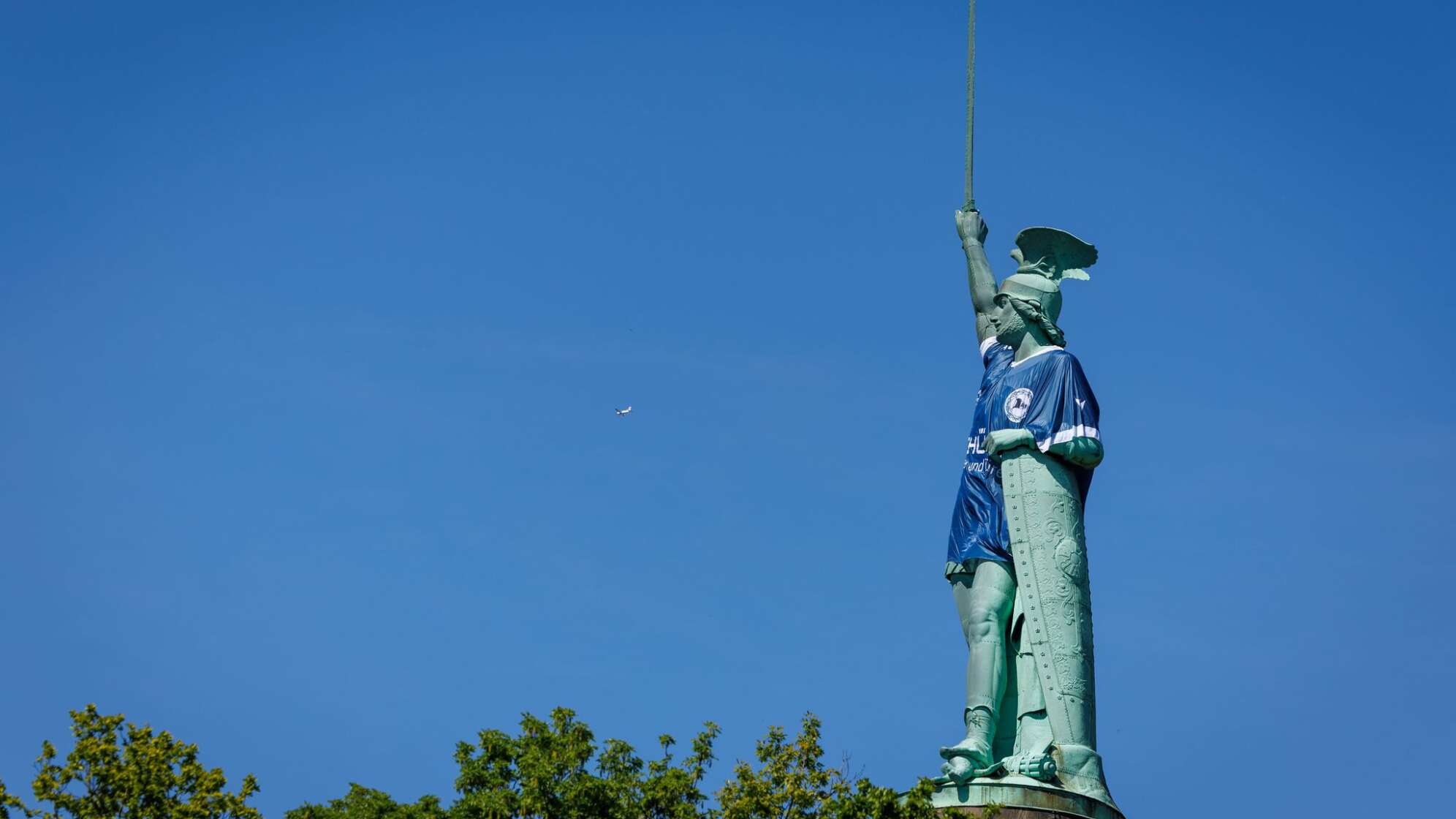 Hermannsdenkmal trägt Trikot von Arminia Bielefeld