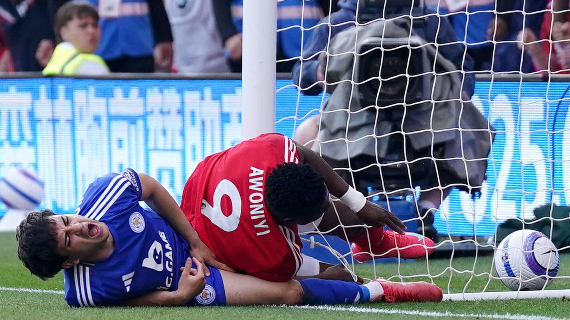 Forest-Stürmer Awoniyi (r)
