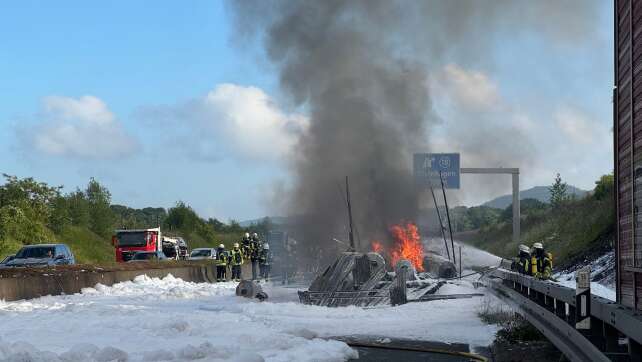 Feuerwehr löscht brennenden Lastwagen auf A33