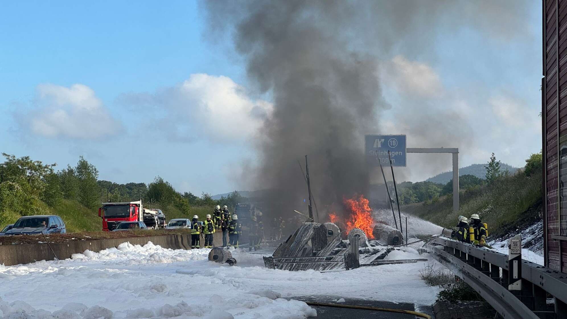 Feuerwehr löscht Lastwagen auf Autobahn