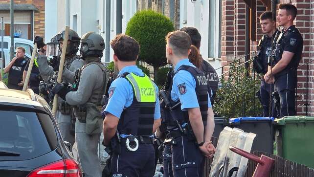 Mann verschanzt sich mit Messern in Wohnung - SEK-Einsatz