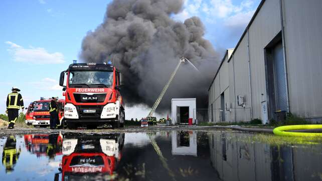 Riesige Rauchsäule: Lagerhalle mit Müll brennt bei Bonn