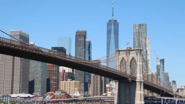 Schiff kollidiert mit berühmter Hängebrücke in New York