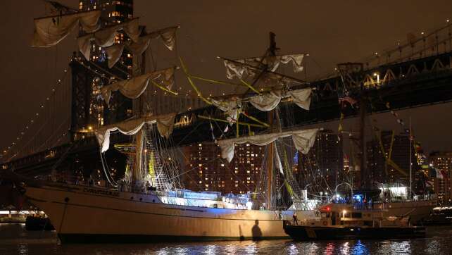 Schiff kollidiert mit Brooklyn Bridge - 22 Verletzte