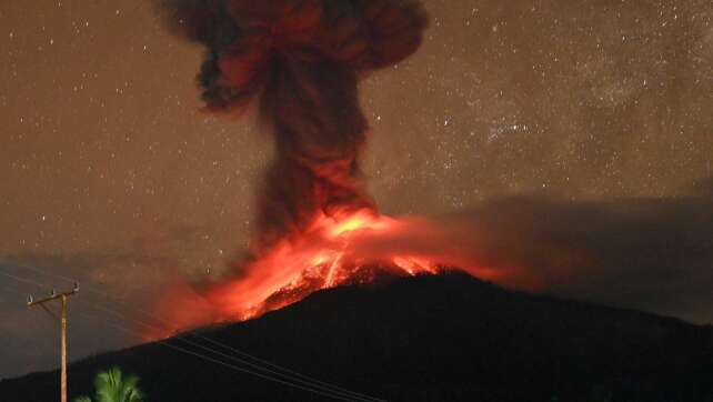Indonesischer Vulkan spuckt Aschewolke aus